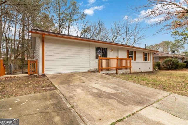 ranch-style house featuring a front yard