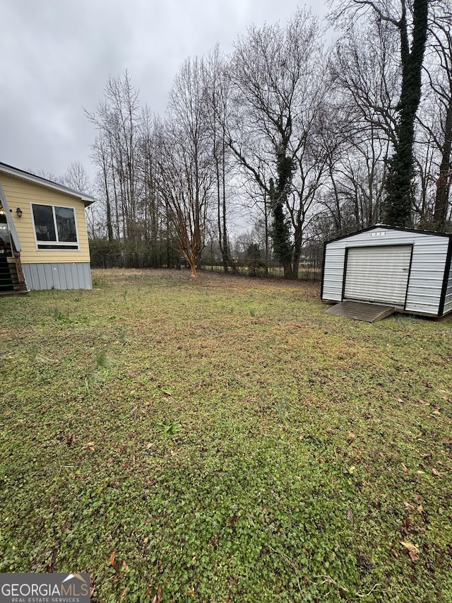 view of yard with a garage and an outdoor structure