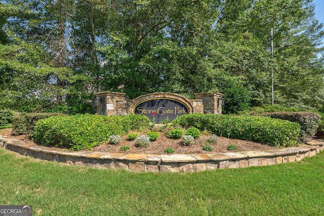 community sign featuring a yard