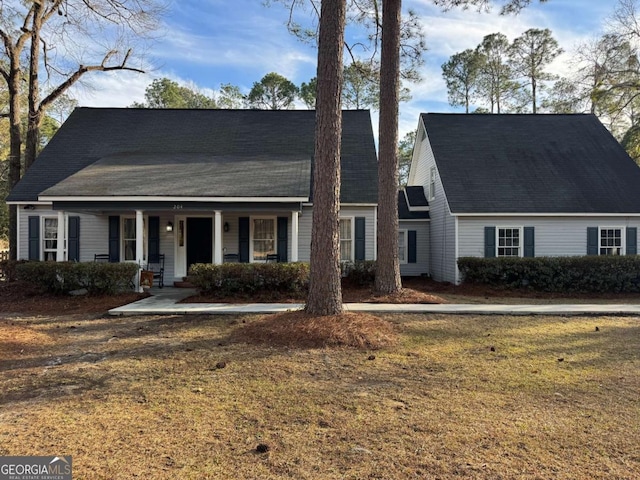 view of front of property featuring a front yard and covered porch