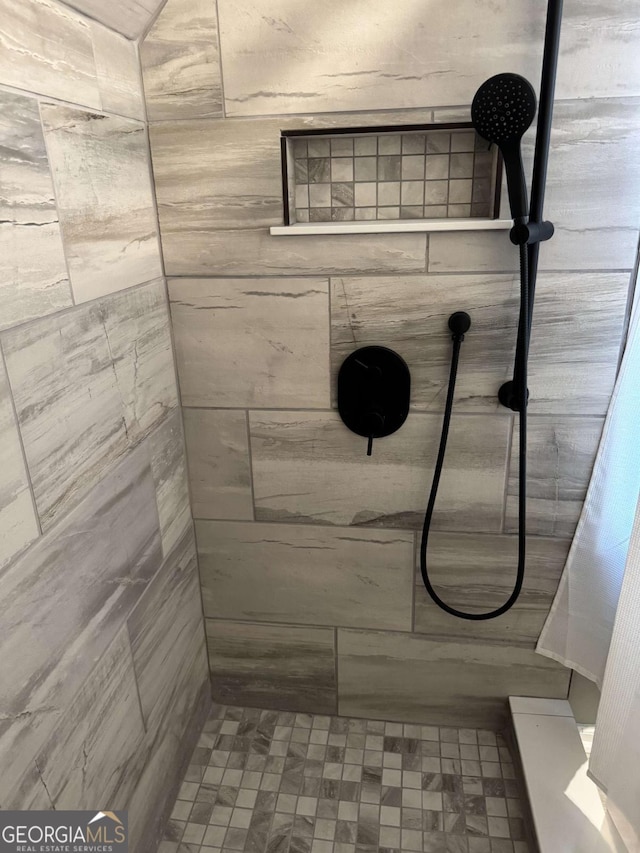 bathroom featuring tiled shower