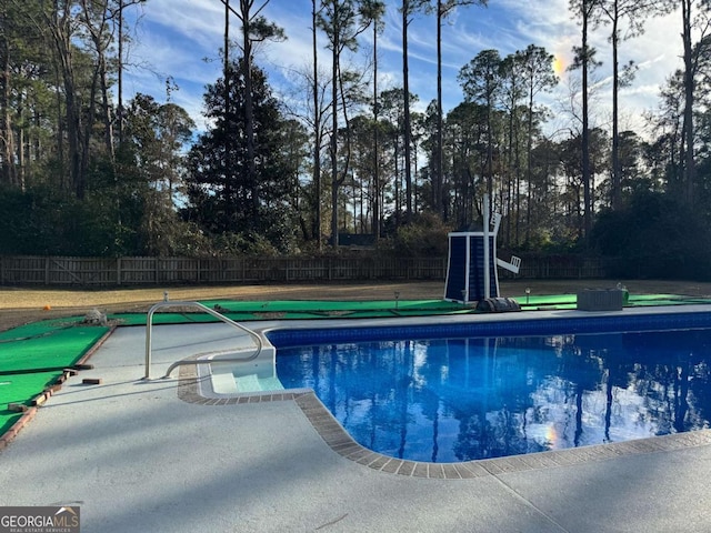 view of swimming pool