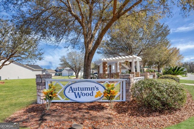 community sign featuring a yard