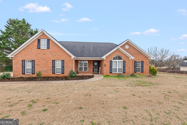 view of front of property featuring a front yard