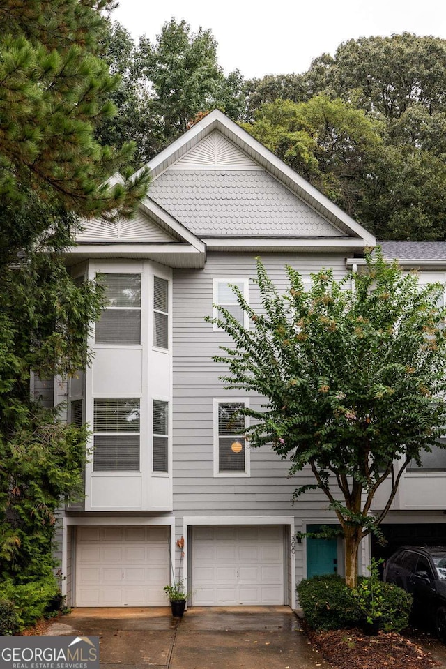 view of front facade with a garage