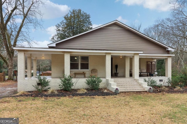 view of front facade featuring covered porch and a front lawn