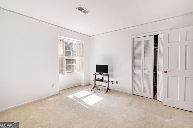 bedroom with carpet, a closet, visible vents, and baseboards