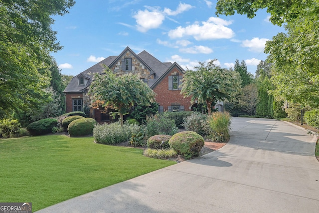 view of front facade featuring a front lawn