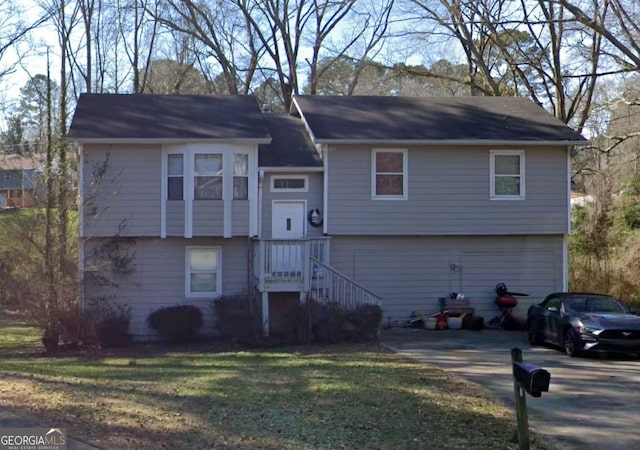 bi-level home featuring a front yard