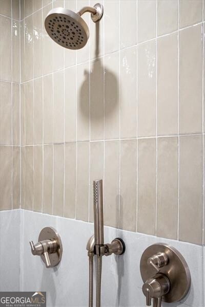 room details featuring a tile shower