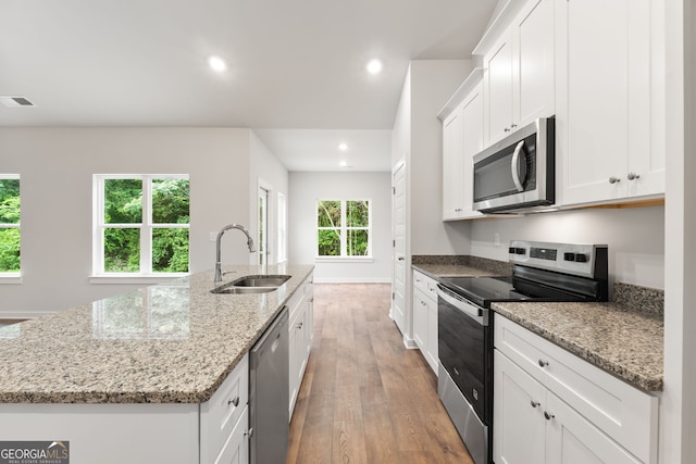 910 Bevis Rd, Franklin, GA 30217 - kitchen with stainless steel appliances, a sink, light wood finished floors, a kitchen island with sink, and recessed lighting