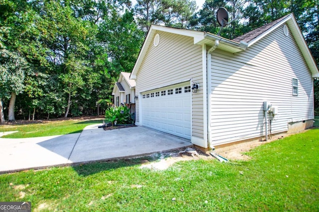 view of side of property featuring a yard