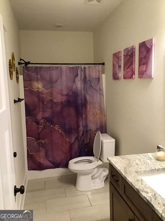 bathroom with a shower with curtain, vanity, and toilet