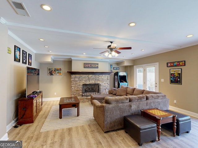 living room with light wood finished floors, recessed lighting, visible vents, ornamental molding, and baseboards