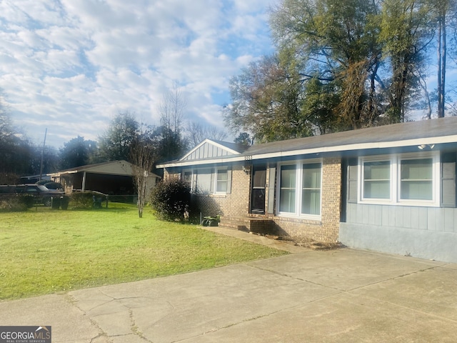 view of front of property with a front yard