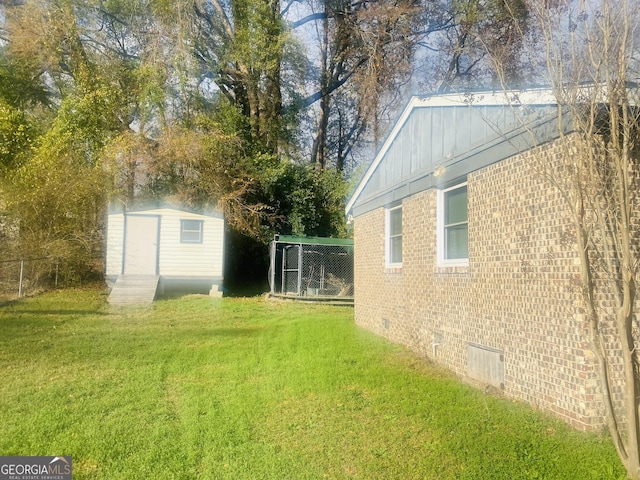 view of yard featuring a shed