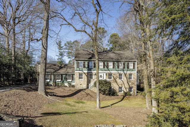 view of front facade with a front lawn