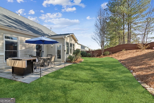 view of yard featuring a patio area