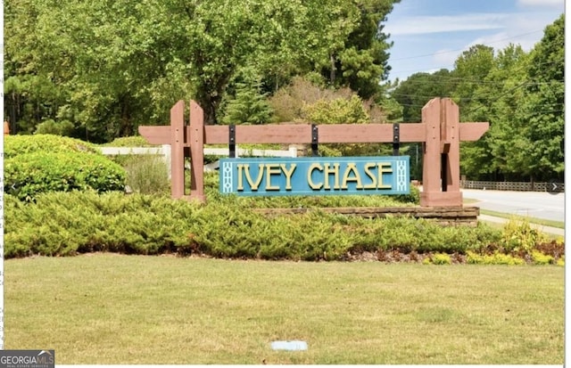 community sign with a lawn