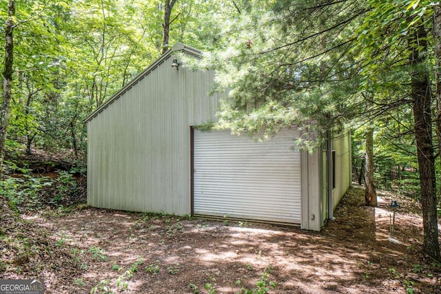 view of outdoor structure featuring an outbuilding