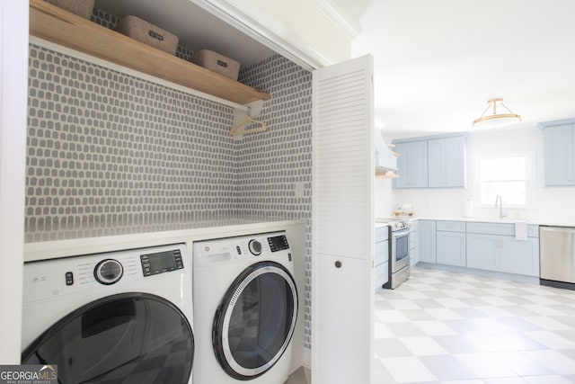 clothes washing area featuring crown molding, sink, and washing machine and clothes dryer