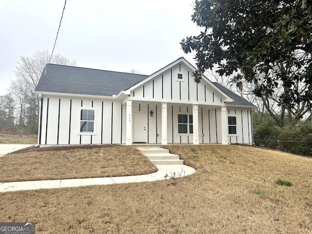 view of front facade with covered porch and a front lawn