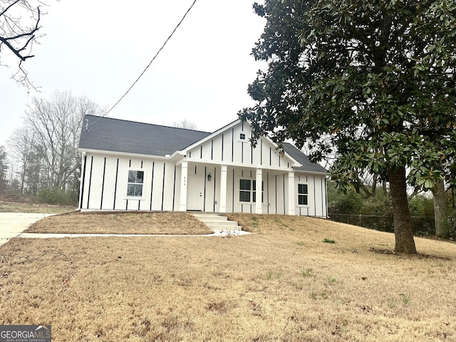 view of front of house featuring a porch and a front lawn