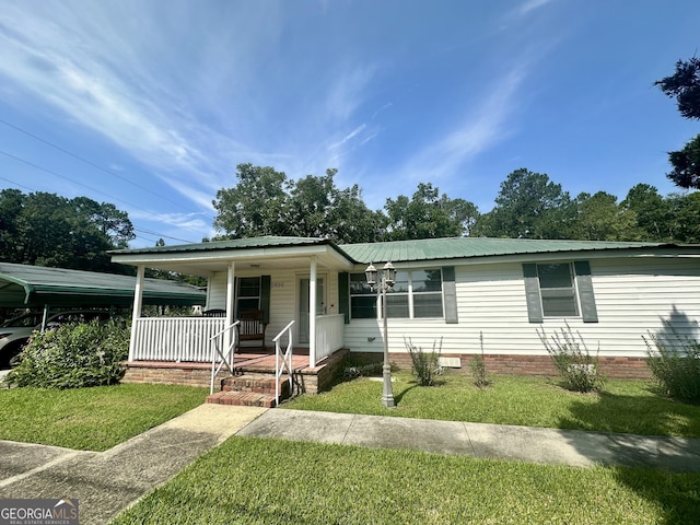 view of front of property featuring covered porch and a front yard