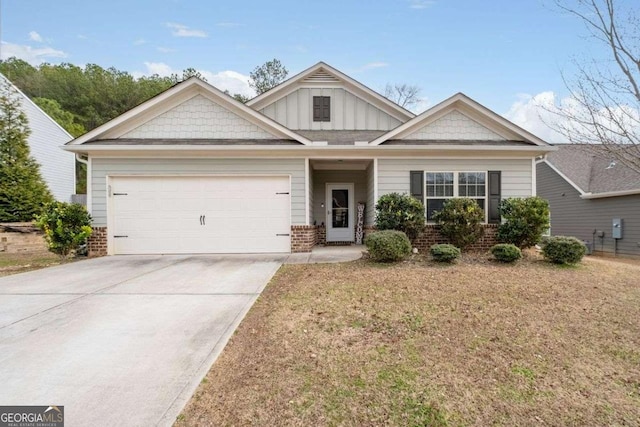 view of front facade featuring a garage and a front lawn