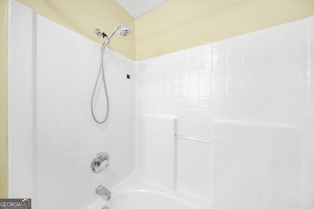 bathroom featuring tiled shower / bath