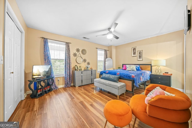 bedroom featuring light hardwood / wood-style floors, a closet, and ceiling fan