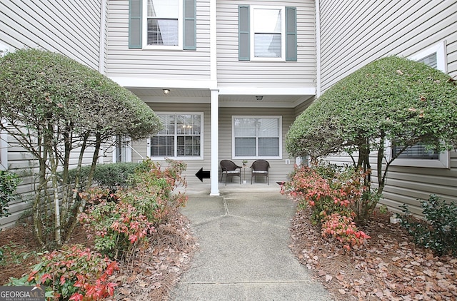 entrance to property featuring a patio area