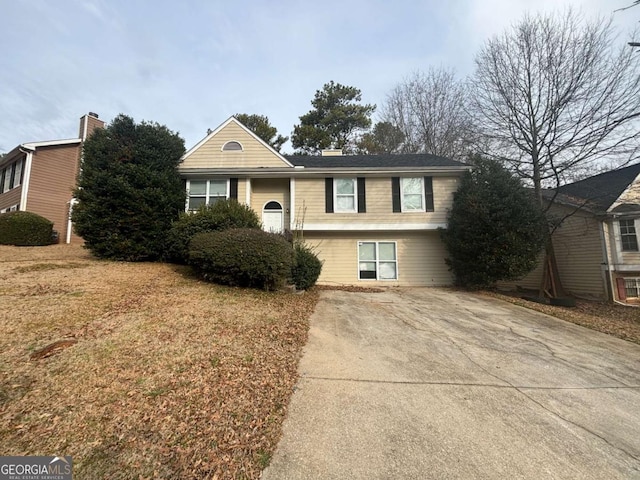 view of front facade with a front yard