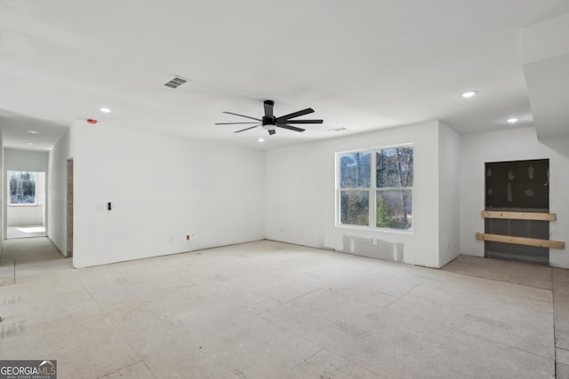 empty room featuring ceiling fan