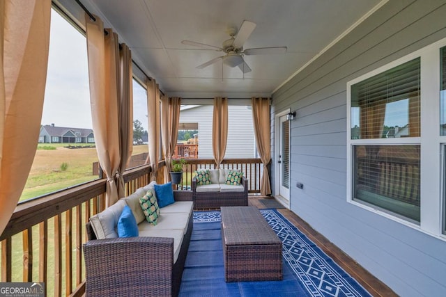 sunroom with ceiling fan