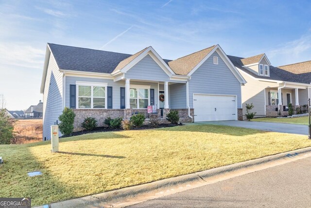 view of front of property featuring a front yard, brick siding, and driveway
