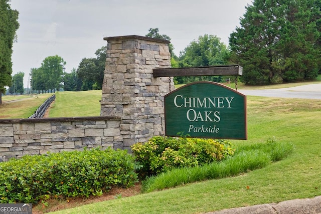 community / neighborhood sign featuring a yard