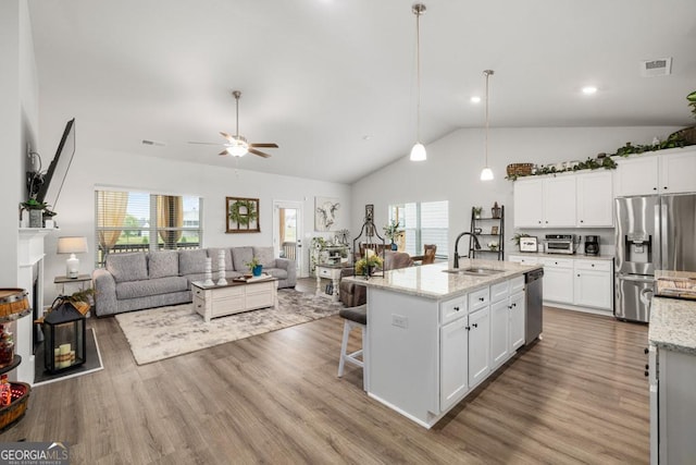 kitchen featuring visible vents, stainless steel appliances, ceiling fan, and a sink
