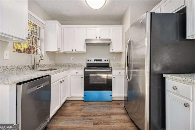 kitchen with sink, appliances with stainless steel finishes, a textured ceiling, white cabinets, and dark hardwood / wood-style flooring