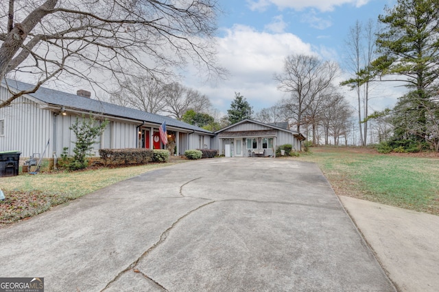 single story home featuring a front yard