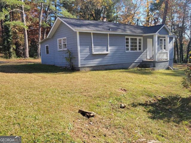 view of front of property featuring a front lawn