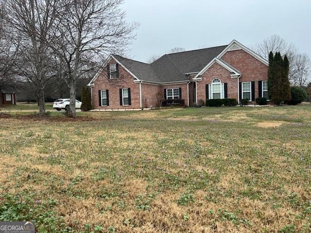 view of front of home featuring a front lawn