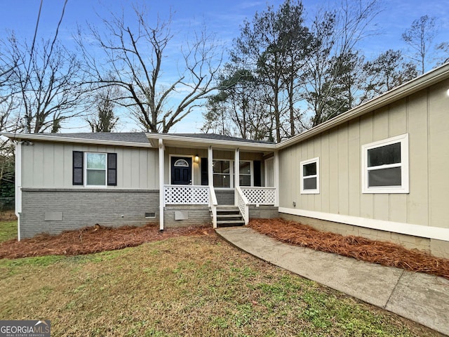 view of front of property featuring a front lawn and a porch