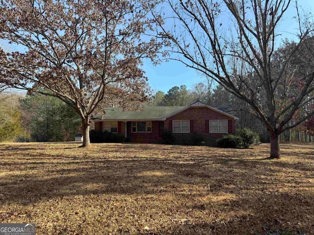 ranch-style house featuring a front lawn