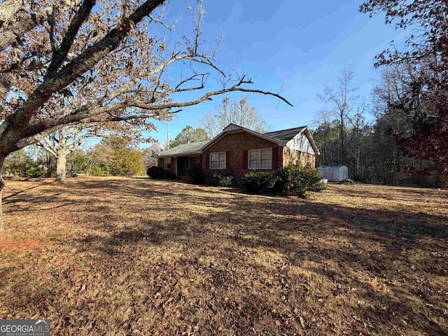 view of side of property featuring a lawn