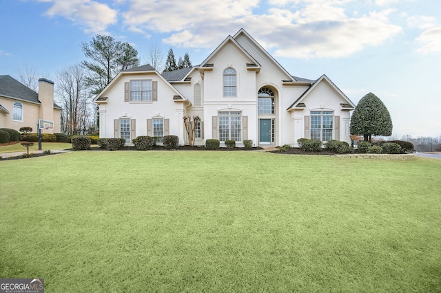 view of front of home featuring a front yard