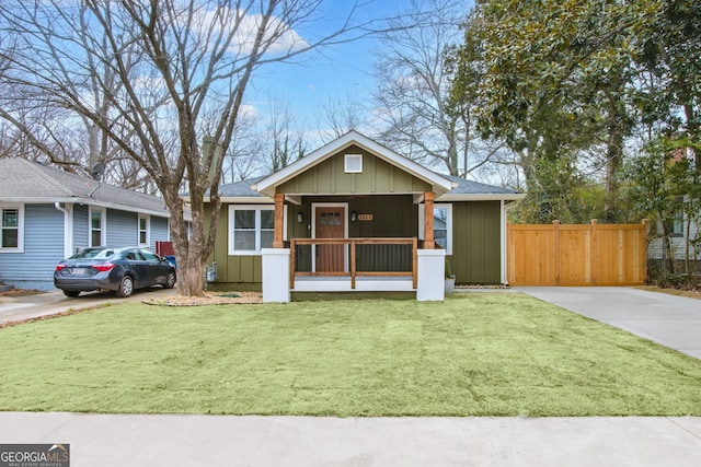 ranch-style home featuring a front yard and covered porch