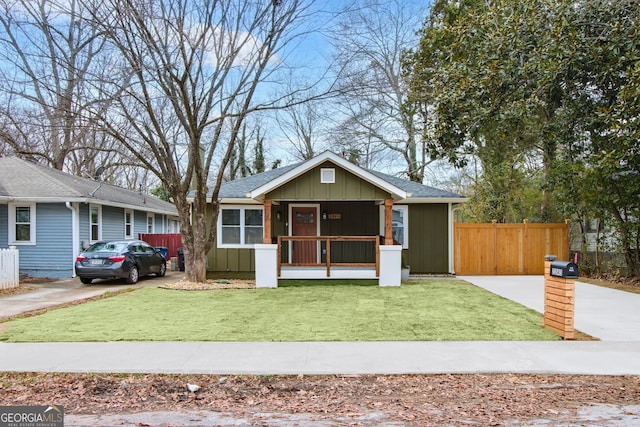 view of front facade featuring a front yard and covered porch