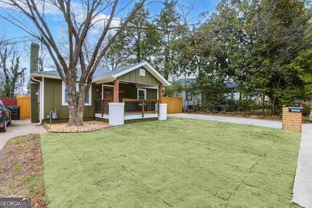 view of front facade with a porch and a front yard