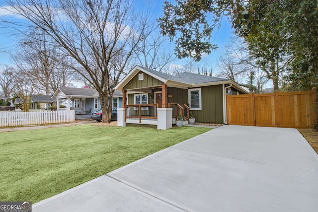 view of front of house featuring covered porch and a front lawn